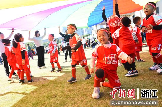 孩子们参加体育活动。中新社发 徐薇 摄