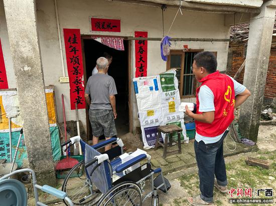 图为工作人员配送轮椅。中国东信供图