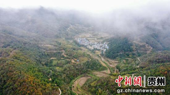 2023年11月15日拍摄的贵州省黔南布依族苗族自治州罗甸县红水河镇相亭村一景。