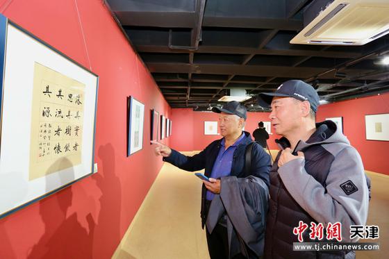 “字里行间”天津市群众优秀书法作品展现场。 刘俊苍 摄