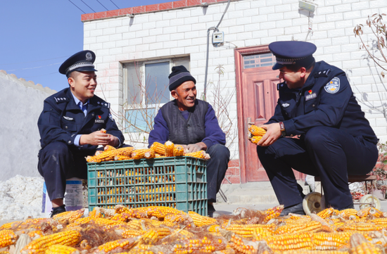 新疆阿瓦提警方：多浪“枫”警 情满“听”院