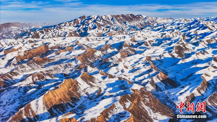 新疆呼圖壁百里丹霞：重巒疊嶂 雪景如畫