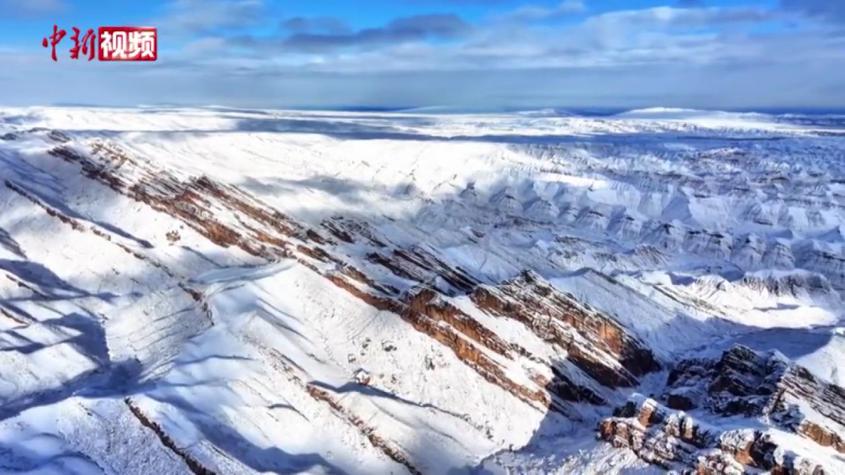 小雪時節 實拍新疆百里丹霞冰封雪蓋