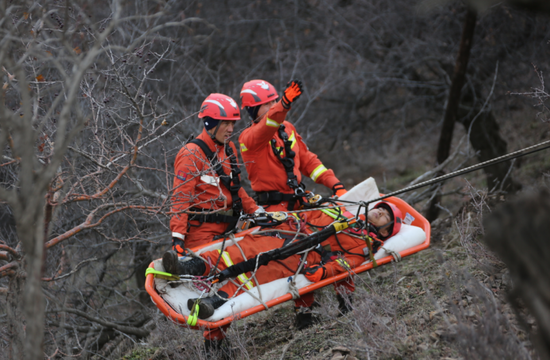 悬崖峭壁上，森林消防队员上演“极限救援”！
