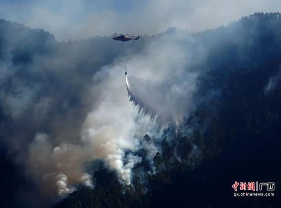图为组织扑救森林火灾。