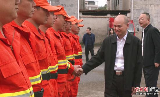 图为广西壮族自治区应急管理厅党委书记、厅长周长青调研森林消防救援队伍的建设情况。