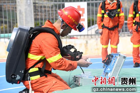 威宁县应急救援队的队员正在开展“苏生器三管连接”科目训练 潘曦 摄