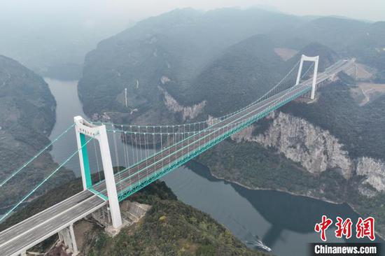 11月23日，航拍贵金高速金烽乌江大桥。中新网记者 瞿宏伦 摄