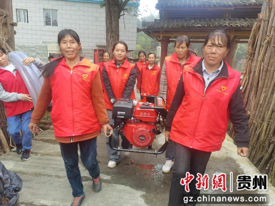 “女子消防队”队员抬着消防水泵 黄军 摄