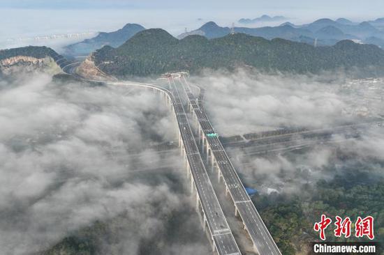11月23日，航拍贵金高速陶家山大桥。中新网记者 瞿宏伦 摄