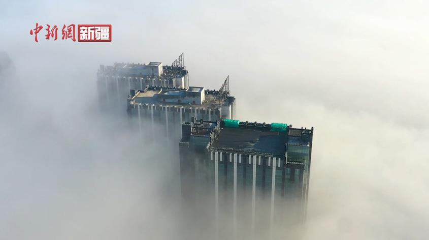 新疆昌吉市呈現云中城景象