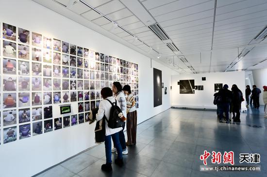“跬步计划3.0－粼粼波光”艺术展现场。 刘俊苍 摄