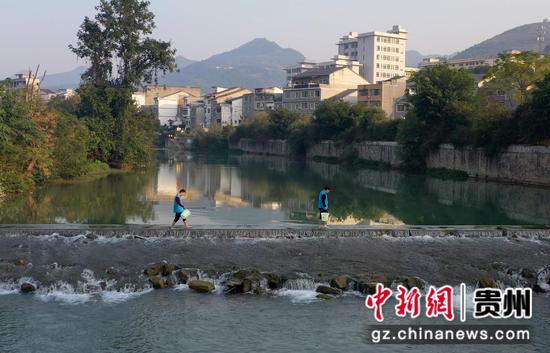 图为2023年11月21日，五马镇生态环境保护协会副会长郭小勇和志愿者在五马河巡河。