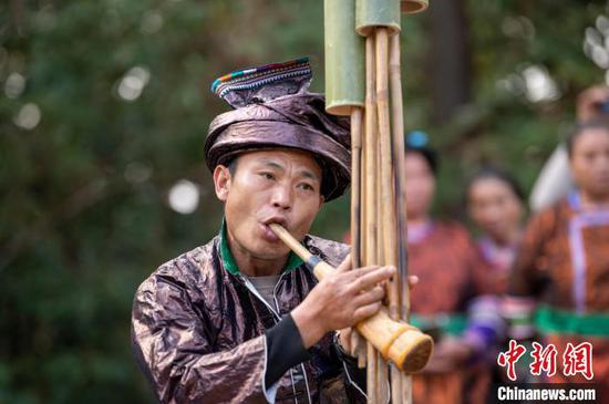 村民在贵州省从江县下江镇陇里村吹奏芦笙。吴德军 摄