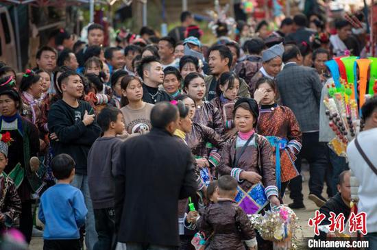 村民在贵州省从江县下江镇陇里村参加芦笙节活动。吴德军 摄