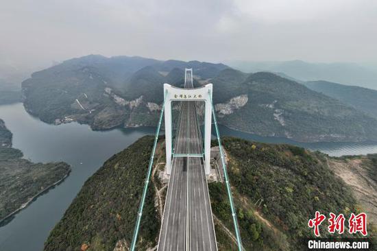 11月23日，航拍贵金高速金烽乌江大桥。中新网记者 瞿宏伦 摄