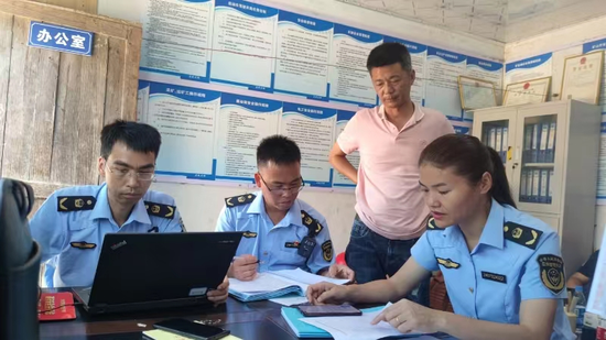 陈禄锐带队深入宏盛采石场开展执法检查 张晓鸣 摄