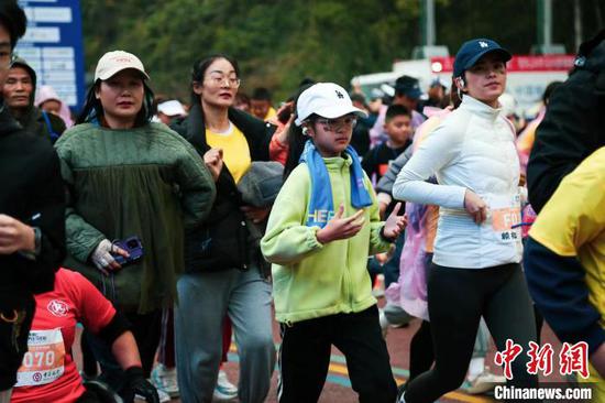 民众参加2023贵州铜仁·梵净山冬季马拉松欢乐跑。铜仁市融媒体中心供图