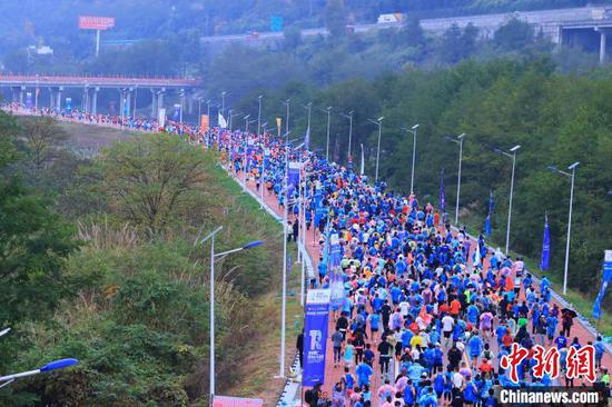 2023贵州铜仁·梵净山冬季马拉松26日开跑。铜仁市融媒体中心供图