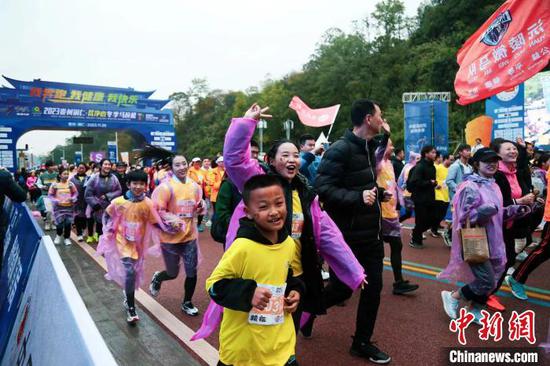 民众参加2023贵州铜仁·梵净山冬季马拉松欢乐跑。铜仁市融媒体中心供图