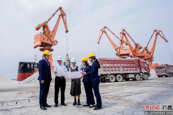 广西北部湾银行客户经理到永鑫港务码头调研项目建设情况。