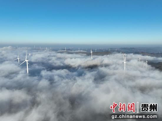 11月27日清晨，威宁彝族回族苗族自治县百草坪出现云海景观，风力发电机矗立在在云海之中，宛若仙境。管庆巍 摄