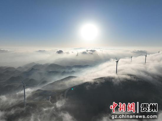 11月27日清晨，威宁彝族回族苗族自治县百草坪出现云海景观，风力发电机矗立在在云海之中，宛若仙境。管庆巍 摄