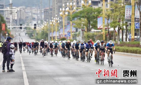 第三届贵州·黔南“阳光罗甸”环玉湖自行车赛开赛