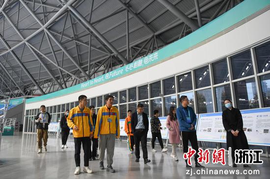 青年工匠等在杭州亚运会轮滑项目比赛场馆——钱塘轮滑中心参观。中新社记者 王刚 摄