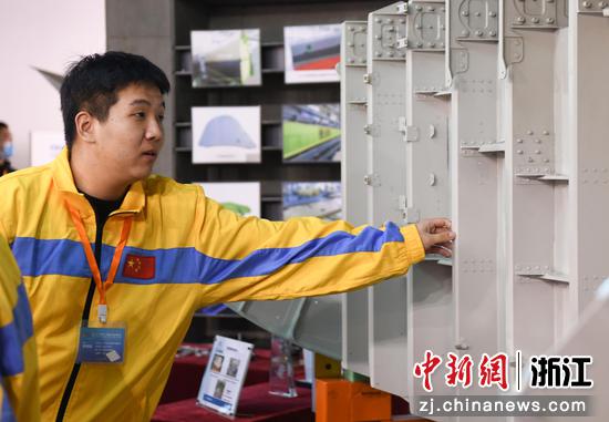 青年工匠在西子航空大江东制造基地了解飞机部件产品。中新社记者 王刚 摄