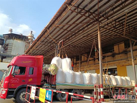 南宁明阳制糖公司吨糖袋装车。