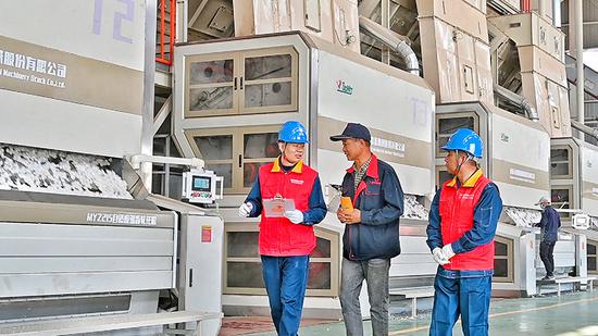 国网新疆电力有限公司工作人员深入企业用户厂区，检查生产设备用电安全情况。（周嘉言 摄）