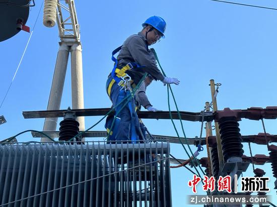 11月10日，国网绍兴供电公司工作人员正在进行110千伏精细变新主变低压侧铜排制作。高宇男 摄