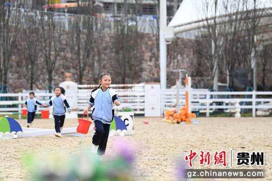 11月29日，贵阳市南明区建华实验小学的学生正在校园马术运动会上进行趣味路线比赛。