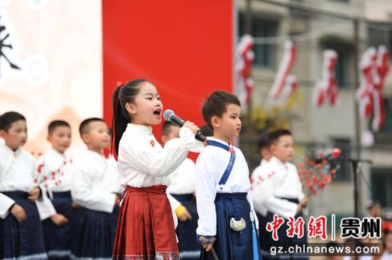 11月29日，在贵阳市南明区甲秀小学2023年秋季学科文化周活动现场，同学们正在进行艺术类学科展演。