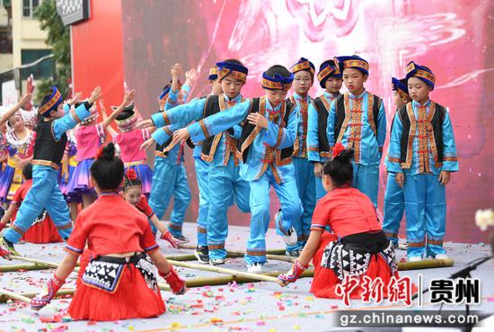11月29日，在贵阳市南明区甲秀小学2023年秋季学科文化周活动现场，同学们正在进行艺术类学科展演。
