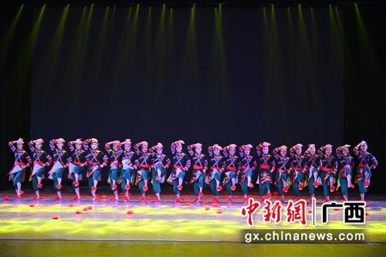 刘三姐文化志愿服务队表演节目。