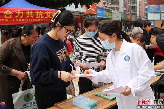 图为广西—东盟经开区举行“世界艾滋病日”宣传进社区活动现场。潘亮 摄