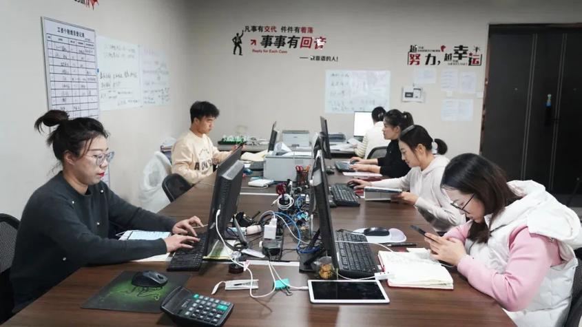 图为新疆芯田信息科技有限公司工作人员办理业务。

