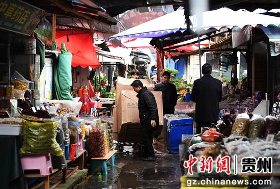 11月30日，贵钢花鸟市场内的商户正在往贵钢花鸟商业街区搬运商品。