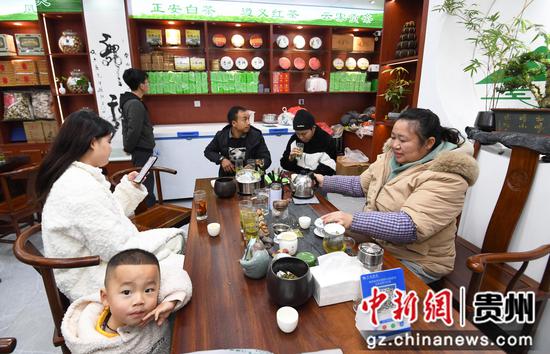 12月1日，市民正在贵钢花鸟商业街区一楼的“碧黔茶行”商铺内品茶。
