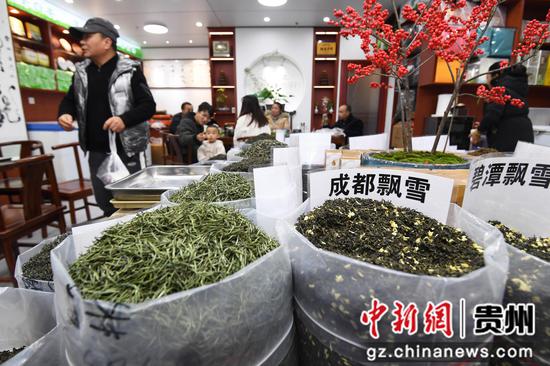 12月1日，市民正在贵钢花鸟商业街区一楼的“碧黔茶行”商铺内购买茶叶。