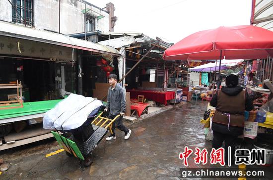 11月30日，贵钢花鸟市场内的商户正在往贵钢花鸟商业街区搬运物资。