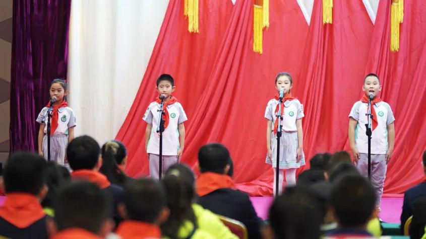 图为中国少年先锋队经开区（头区）第三次代表大会少先队员献词。

