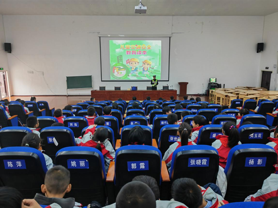宣传民警走进铜仁市第二十二小学宣传交通安全知识 黄倩摄