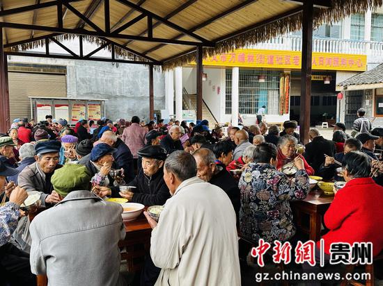 兴义纳录村：60岁及以上老人免费在村老年食堂就餐