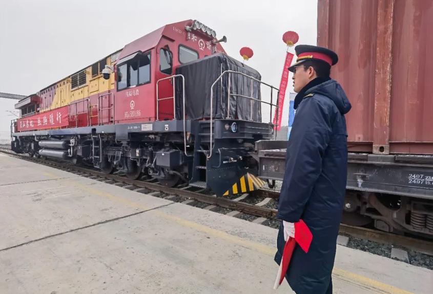 图为12月2日，中欧（中亚）“天山号”班列发车仪式现场。

