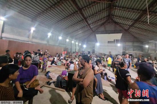 当地时间12月2日晚间至3日上午，菲律宾海岸附近发生多次地震。图为当地时间12月2日星期六晚，菲律宾守在地区居民在避难所内避难。