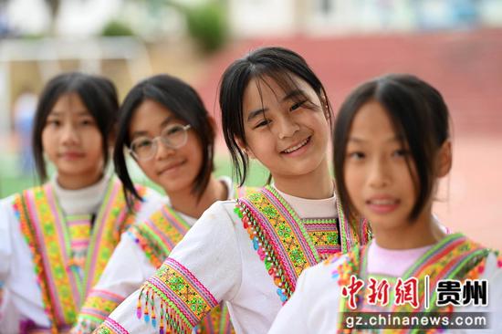 12月4日，学生在贵州省罗甸县第二小学学跳苗族芦笙舞。