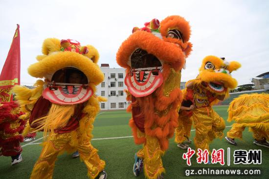 12月4日，学生在贵州省罗甸县第二小学练习舞狮。